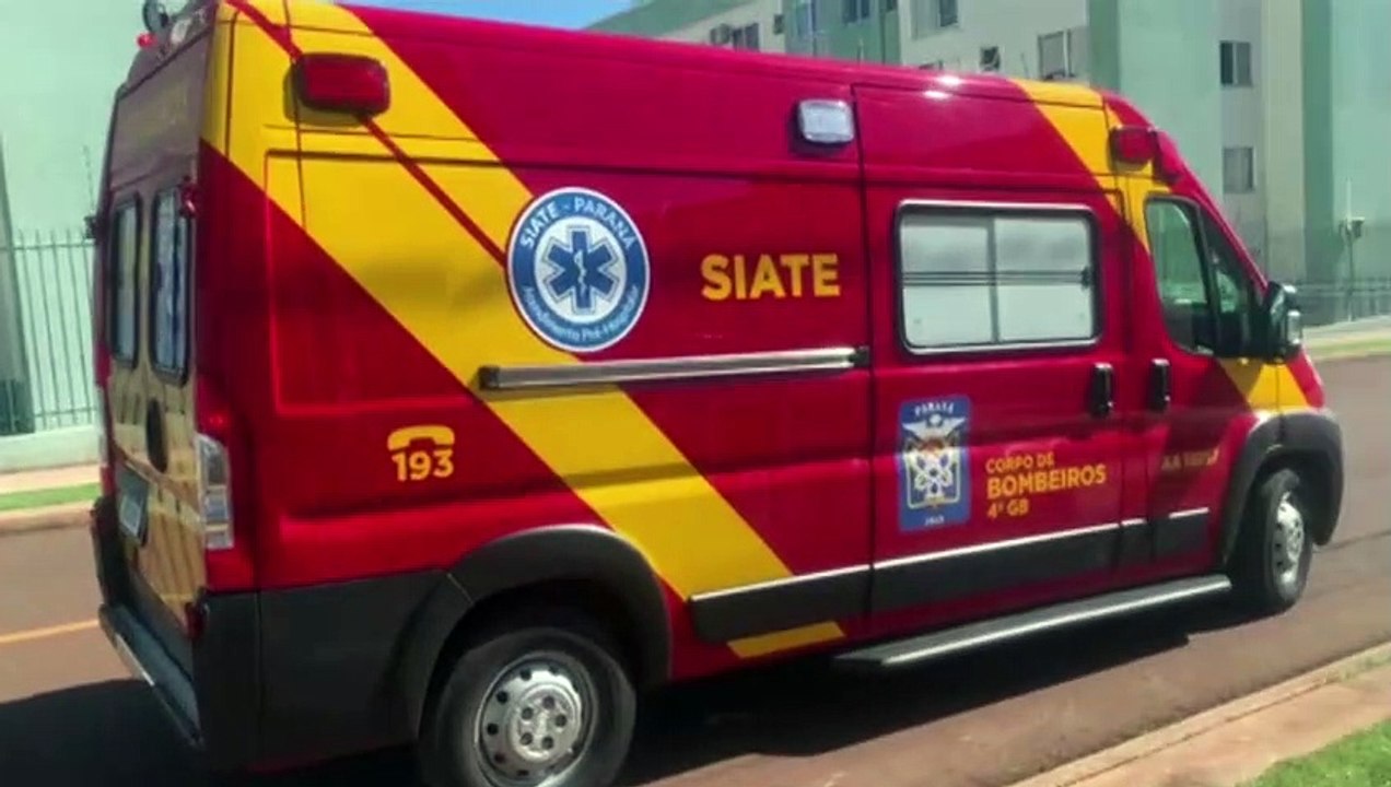 Carro bate contra poste e jovem de 19 anos fica ferida; Siate é acionado