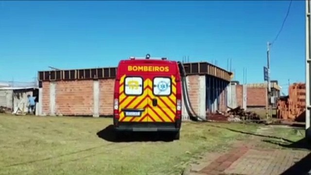 Em obra, trabalhador tem suspeita de fratura no tornozelo após ser atingido mangueira que conduz concreto
