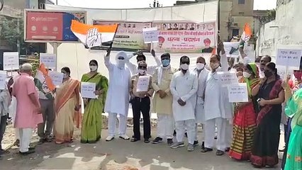 Tải video: पेट्रोल-डीजल के बढ़ते दाम के विरोध में कांग्रेस ने किया प्रदर्शन, साइकिल चलाकर पहुंचे श्रम मंत्री टीकाराम जूली