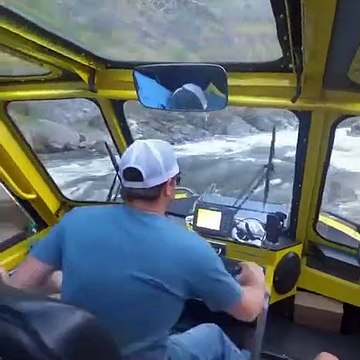 Il fonce à toute vitesse sur une rivière avec un bateau incroyable