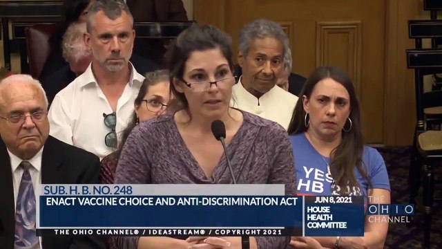 Une infirmière anti-vaccin prouve à un tribunal que le vaccin contre le COVID rend magnétique... enfin presque