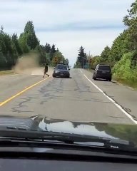 Ce conducteur veut absolument en renverser un autre pour se venger !
