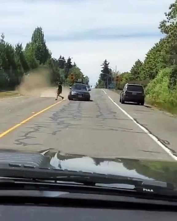 Ce conducteur veut absolument en renverser un autre pour se venger !