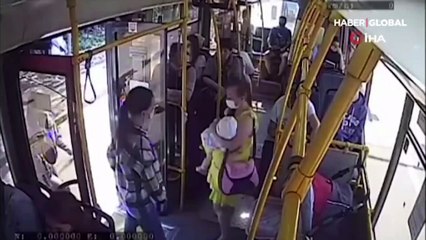 Rusya'da annesinin kucağındaki bebeğin bacağı otobüsün kapısına sıkıştı! O anlar kamerada