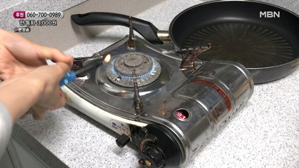 집에서 휴대용 가스버너를 사용하는 엄마