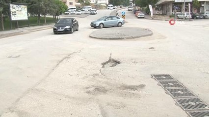 Son dakika: Mamak'ta sağanak sonrası meydana gelen sel altyapı çalışmalarının olduğu yolu tahrip etti