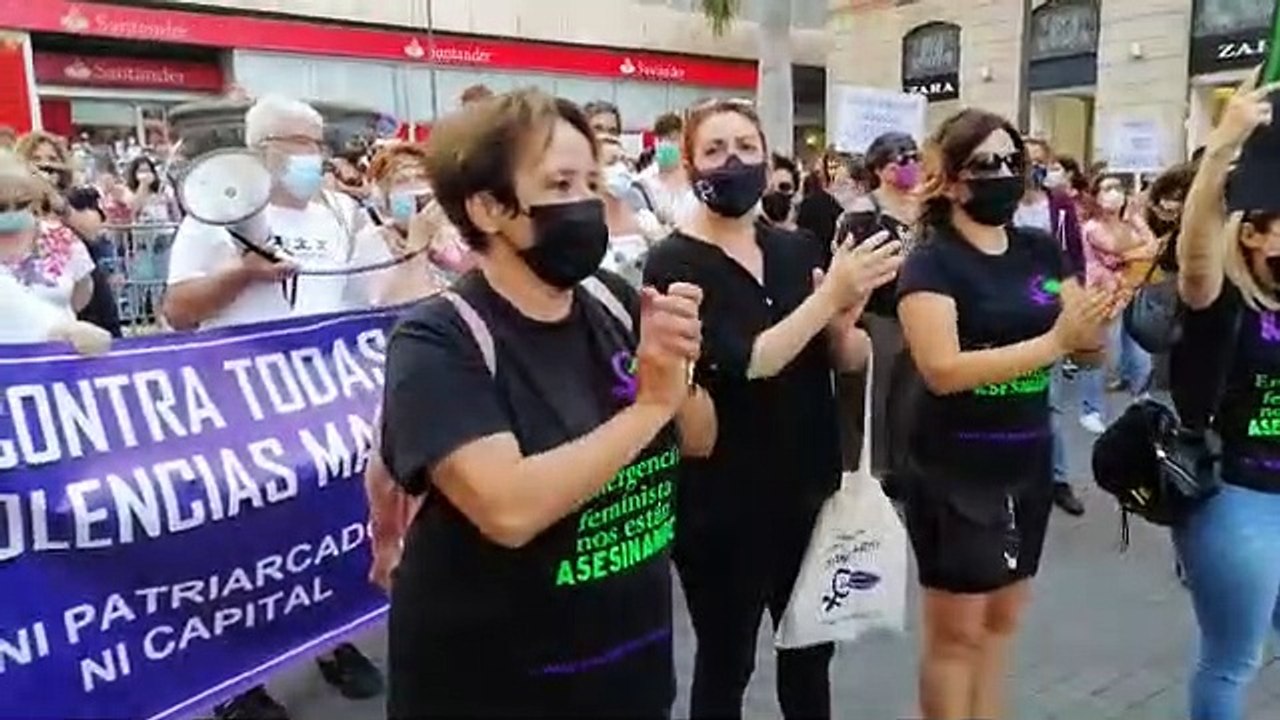 Concentración en Santa Cruz en apoyo a la familia de Anna y Olivia y en contra de la violencia vicaria