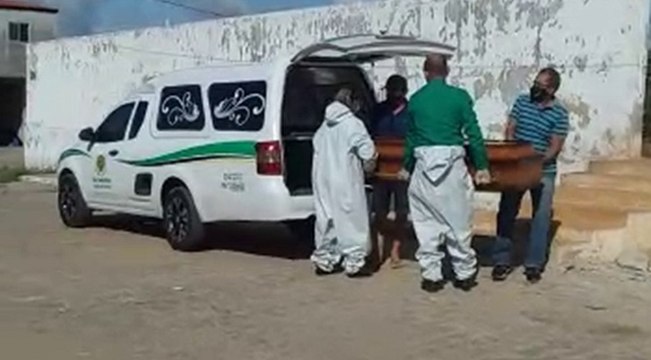 Família enterra próprio parente que morreu de Covid-19 em cidade do Sertão