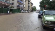 Dolu yağışıyla sokaklar beyaza büründü, dolu yığınları kamyonlarla taşındı
