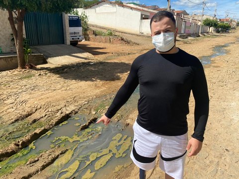 Esgoto a céu aberto fazem moradores de loteamento em Cajazeiras saírem de suas casas