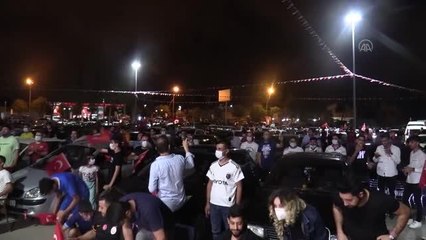 Vatandaşlar Türkiye-İtalya maçını kurulan dev ekranda araçlarından izledi