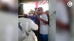 Bolsonaro toma uma Coca-Cola e conversa com apoiadores em bar de Aracruz