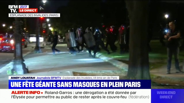Les forces de l'ordre interviennent à l'esplanade des Invalides à Paris pour évacuer les fêtards