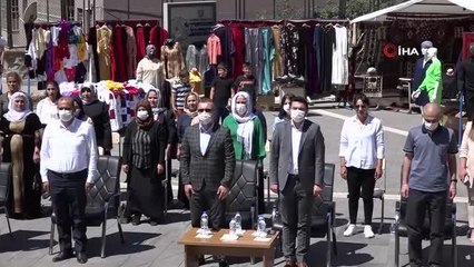 El emeği kilimlerin tanesini 10 bin liradan satışa sunuyorlar