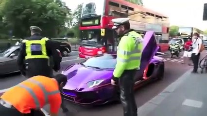 Trafik polisinin Lamborghini ile imtihanı