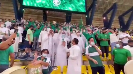 تشجيع الجماهير السعودية خلال مواجهة المنتخب لسنغافورة