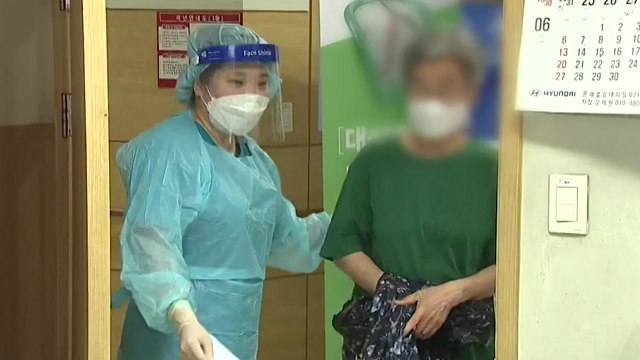 신규 확진 이틀째 500명대...현행 거리두기 3주 더 연장 / YTN