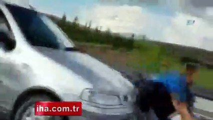 İşte otomobilin motosiklete vurma anı