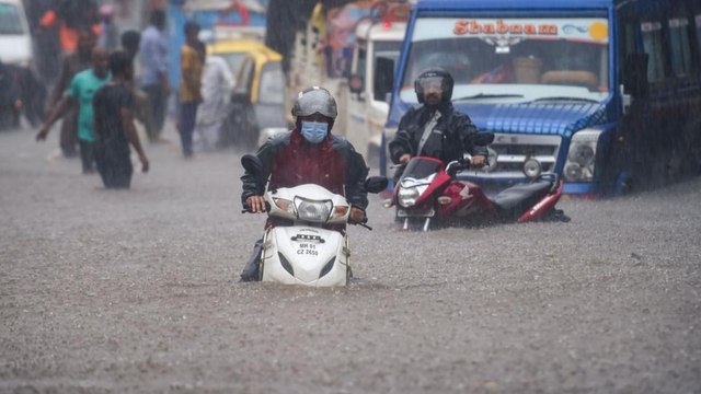 Mumbai: Heavy Rain, waterlogging disrupts life