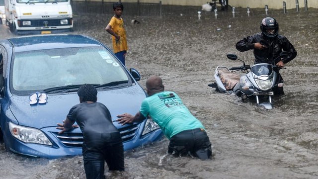 Heavy showers lash parts of Mumbai, IMD issues alert