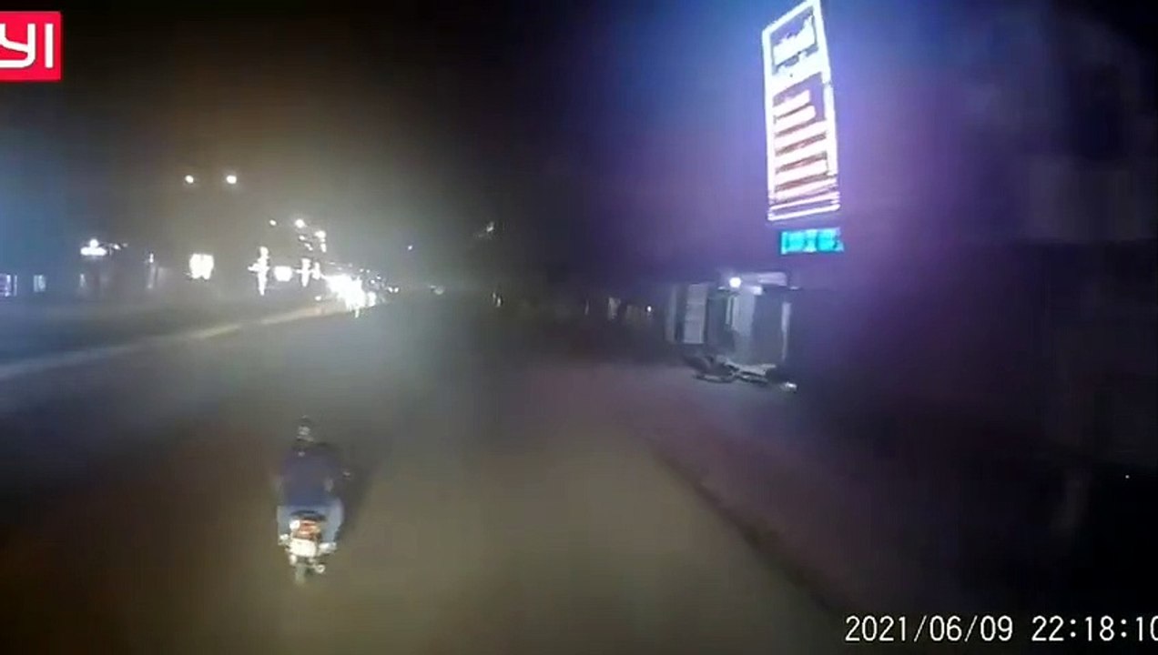 Clip: Tài xế Container cầm tuýp sắt dạy 2 thanh niên tạt đầu hổ báo trước đầu xe  - Tạp Chí Bốn Bánh