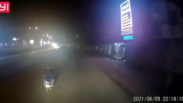 Clip: Tài xế Container cầm tuýp sắt dạy 2 thanh niên tạt đầu hổ báo trước đầu xe - Tạp Chí Bốn Bánh