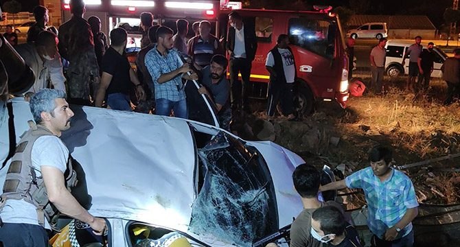Taklalar atan otomobil eve çarparak durabildi: Ortalık savaş alanına döndü