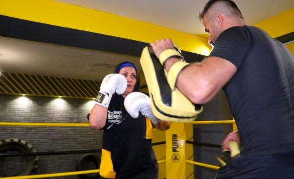 56 yaşındaki kick boks sporcusu gençlere taş çıkartıyor