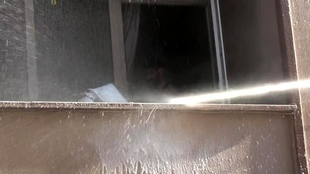 Evini ateşe verip bıçak ve satırla balkona çıkan genç ortalığı birbirine kattı