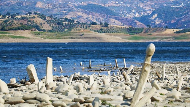 Sular çekilince mezarlık ortaya çıktı, yakınları mezar başında dua etti