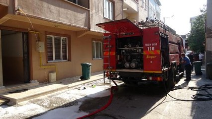 EVDE YANGIN ÇIKARDI, BIÇAKLA KENDİSİNE ZARAR VERMESİNE EKİPLER ENGEL OLDU