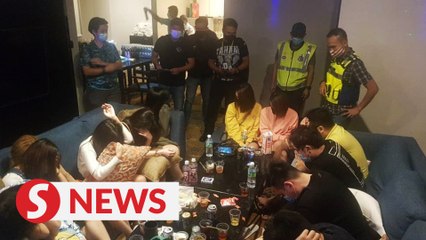 Descargar video: Wild drug-fuelled sex party botched by police