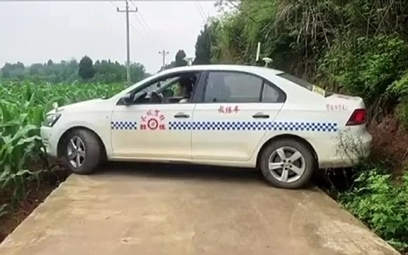 Clip: Mãn nhãn pha thể hiện quay đầu xe ôtô đỉnh cao của nữ tài xế - Tạp Chí Bốn Bánh