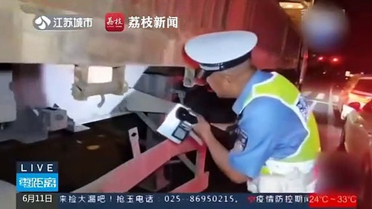 Clip: Hy hữu xe đầu kéo thiếu 8 bánh sau vẫn chạy băng băng trên đường - Tạp Chí Bốn Bánh