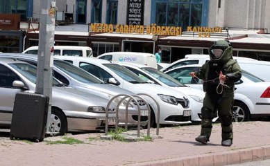 YOL KENARINDA FÜNYEYLE PATLATILAN BAVULDAN KİTAPLAR ÇIKTI