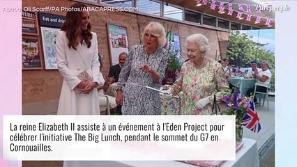 Elizabeth II, sabre à la main, n'en fait qu'à sa tête ! Elle provoque l'hilarité au G7
