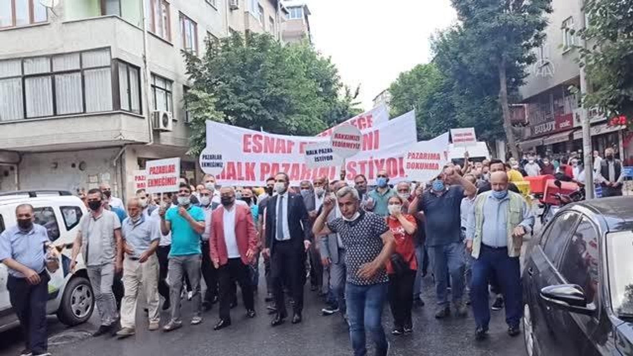 Pazarcı esnafı, pazar yerlerinin taşınmasını protesto etti