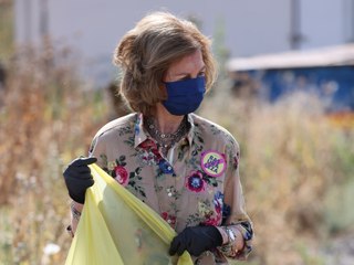 La reina Sofía recoge basura en una campaña solidaria EP