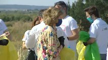 La reina Sofía reafirma su compromiso con el medioambiente recogiendo basura en Madrid