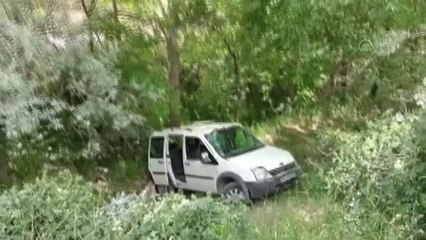 Keban'da hafif ticari araç devrildi: 3 yaralı