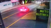 Vídeo flagra batida violenta; estado de motociclista é grave