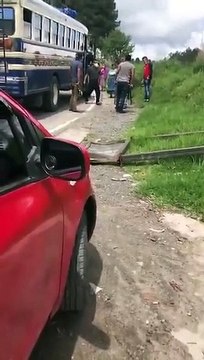 Pilotos y ayudantes de buses extraurbanos se pelean por pasaje