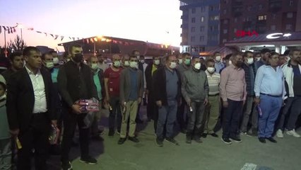 Ağrı Belediyesi çalışanları bin liralık zammı meşale ve halaylarla kutladı