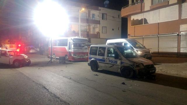 Silahlı kavgaya karışan şahıs gasp ettiği kamyonetle polis aracına böyle çarptı: 2'si polis 5 yaralı