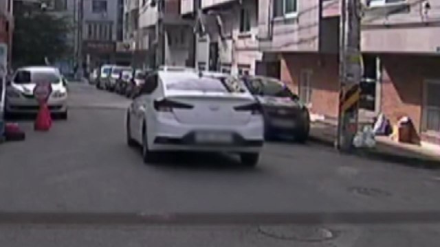 여성 2인조가 승용차 훔쳐 달아나...경찰 수사 중 / YTN