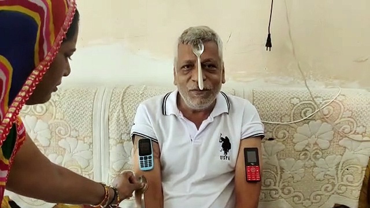 कोरोना वैक्सीन के बाद पति- पत्नी बने 'चुंबक', छूते ही चिपक रहे सिक्के, मोबाइल व बर्तन