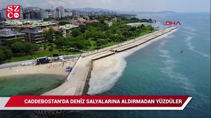 Caddebostan'da deniz salyasının arasında suya girdiler