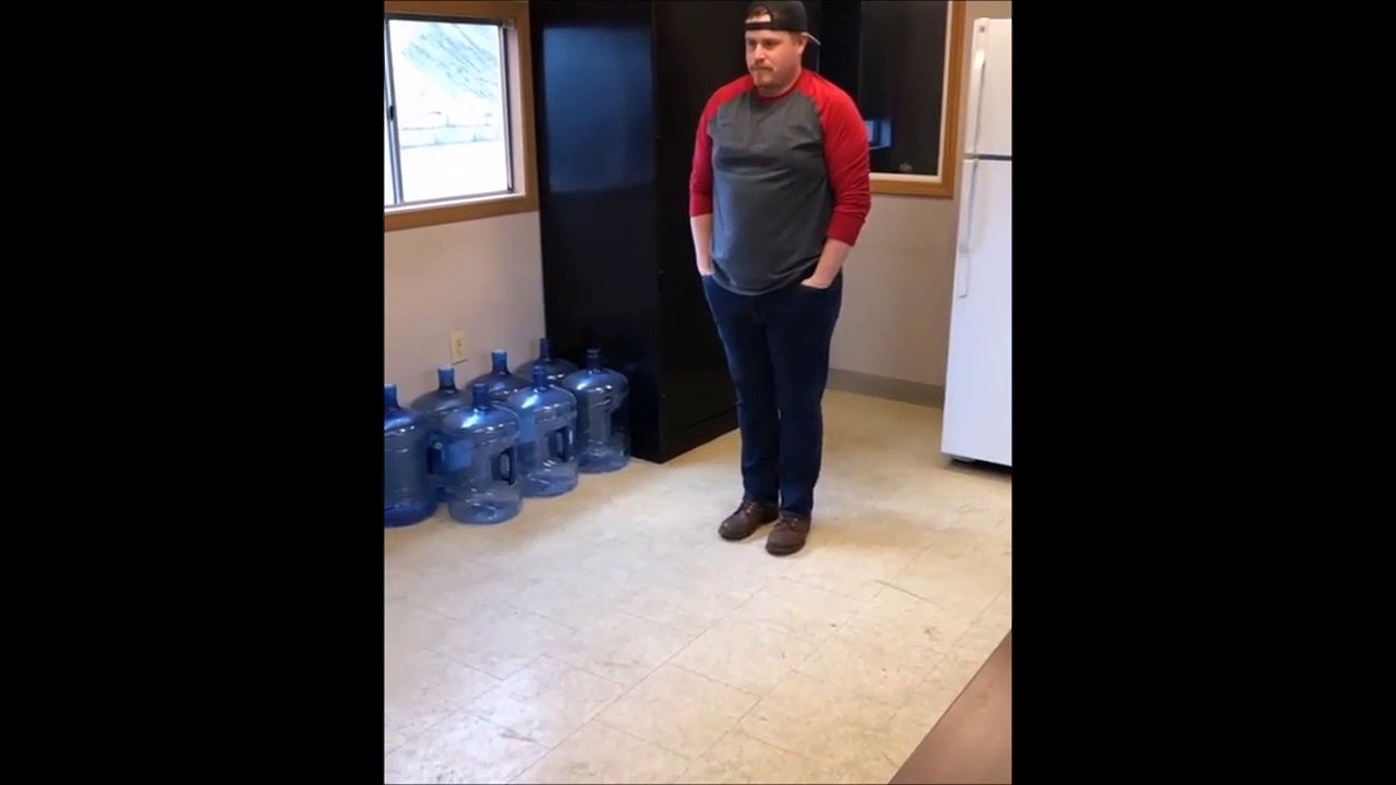 Se laisser tomber avec les mains dans les poches... Douloureux