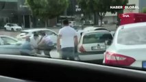 Antalya Muratpaşa'da kadın sürücülerin saç saça baş başa kavgası kamerada