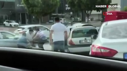 Antalya Muratpaşa'da kadın sürücülerin saç saça baş başa kavgası kamerada